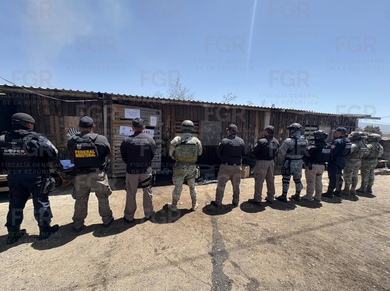 En cateo, FGR asegura aproximadamente dos mil 800 litros de hidrocarburo en Huamantla